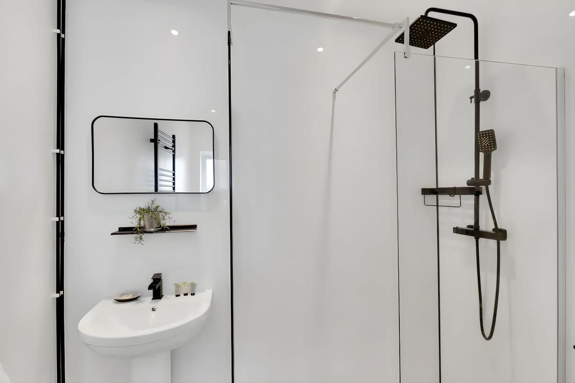 City Centre 2 Bedroom Apt - Free Parking - Wifi - Smart Tv Plymouth Exteriör bild