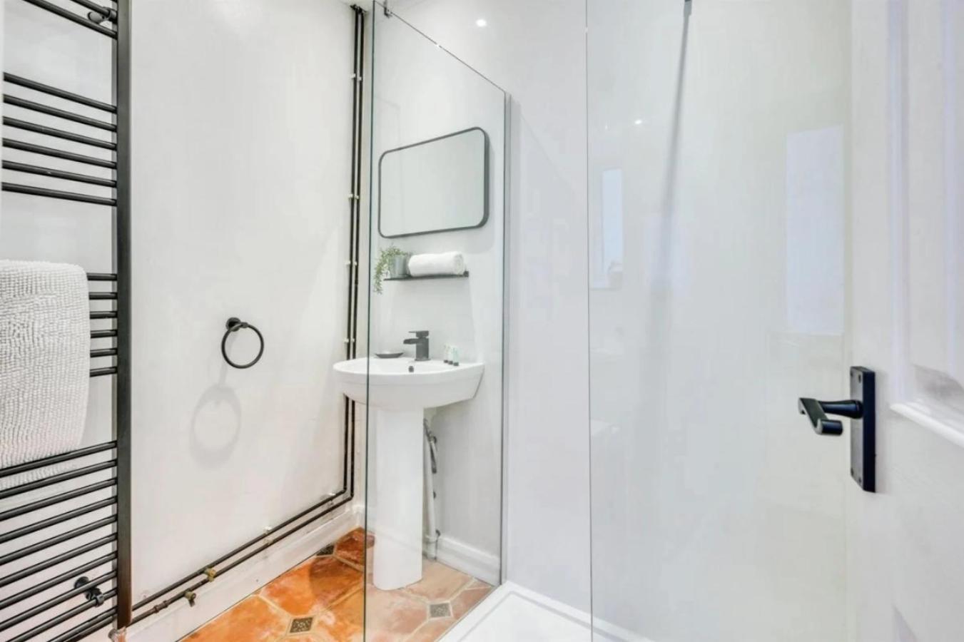 City Centre 2 Bedroom Apt - Free Parking - Wifi - Smart Tv Plymouth Exteriör bild