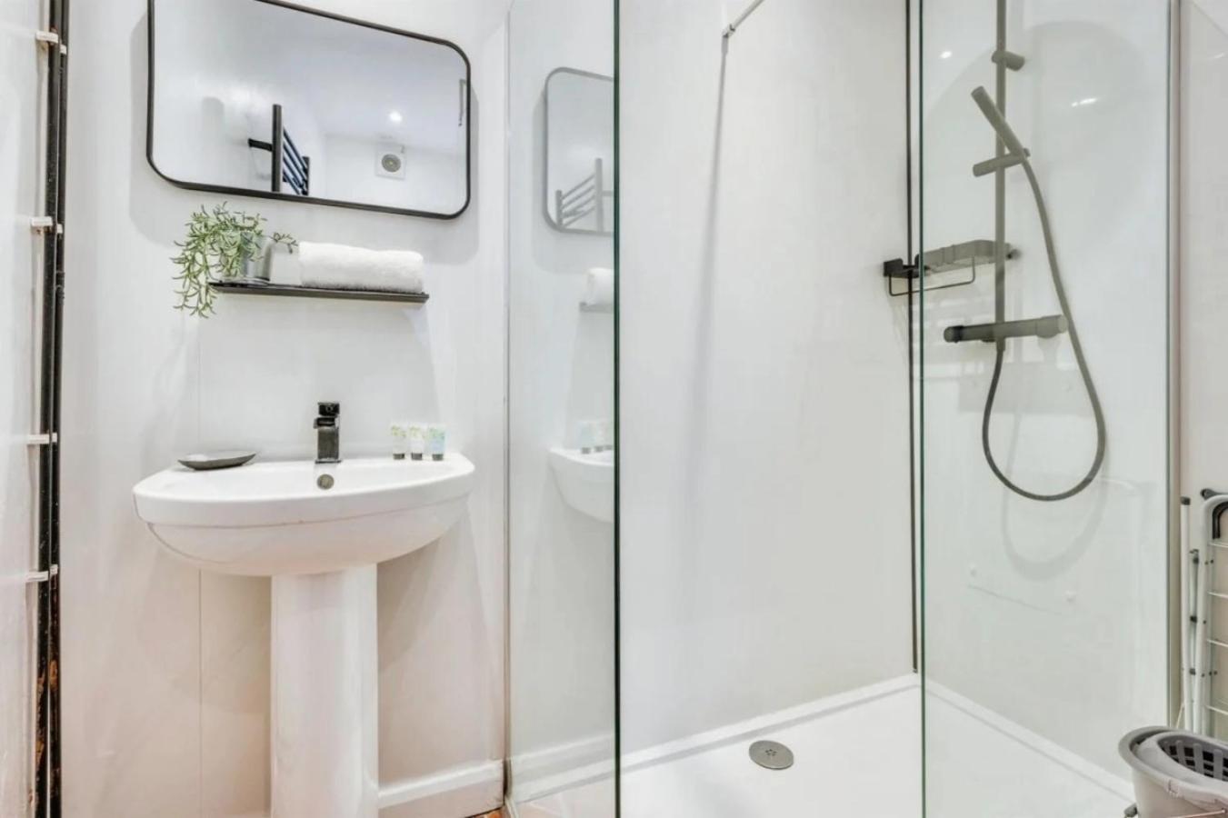 City Centre 2 Bedroom Apt - Free Parking - Wifi - Smart Tv Plymouth Exteriör bild